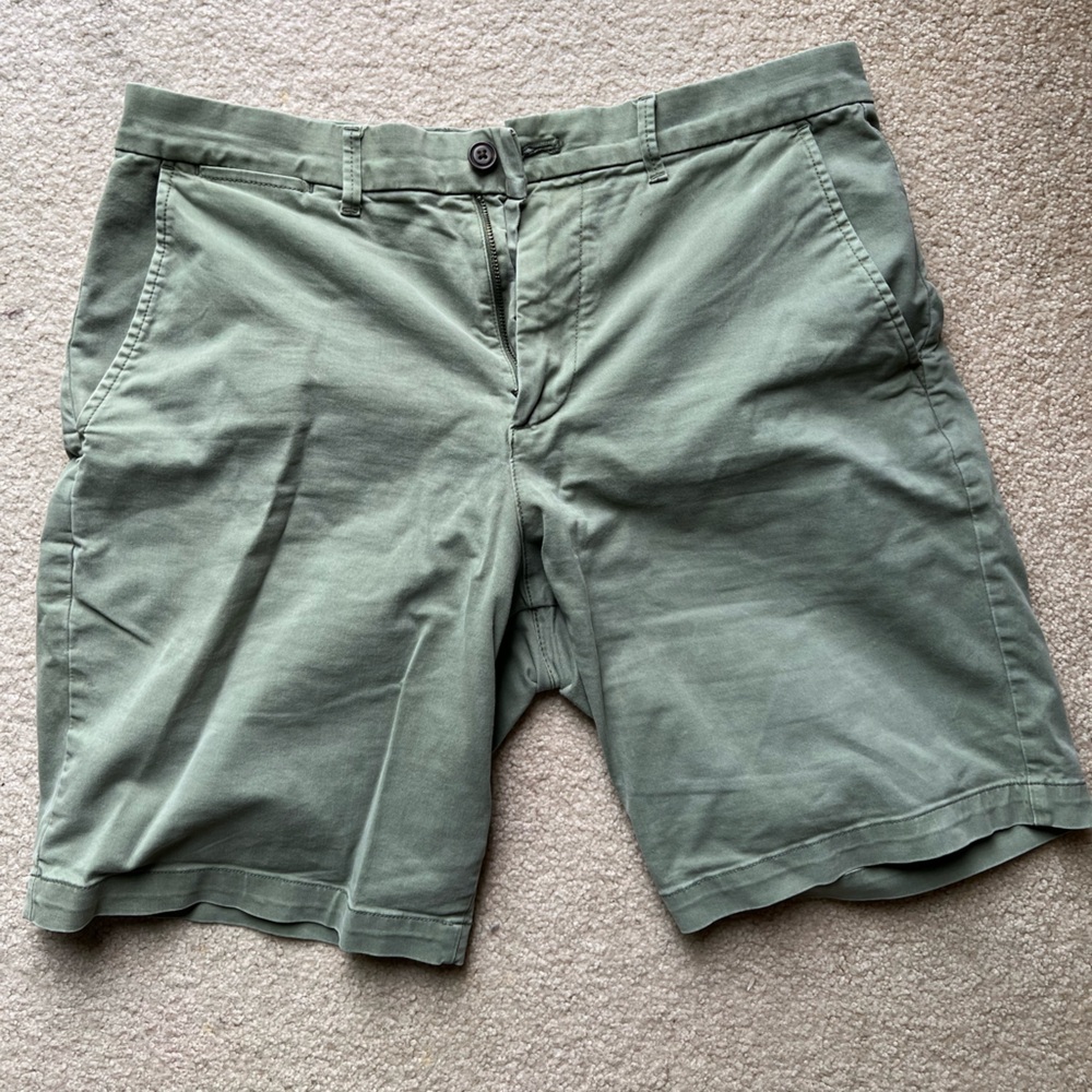 GAP Men's Olive Flat Front Shorts